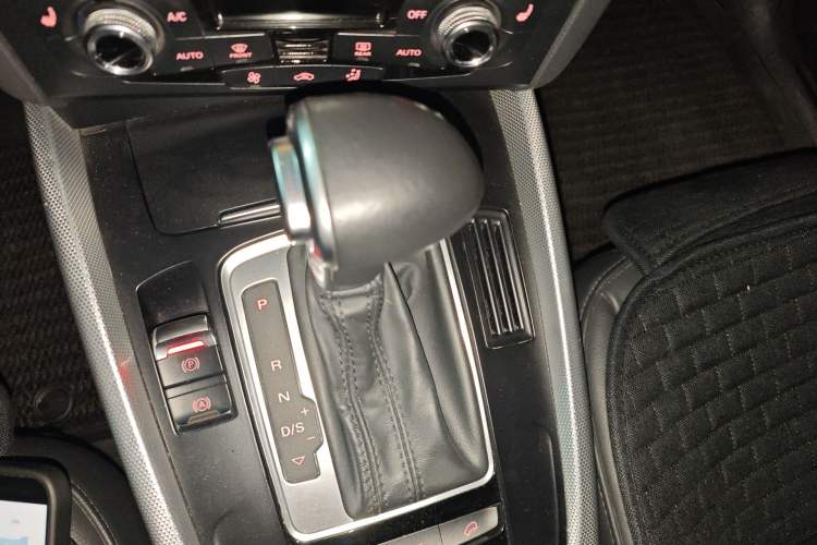 Used Audi Q5 2015 40 TFSI Technology Edition Gear Lever