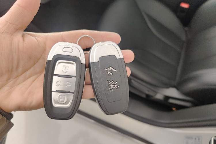 Used Hongqi E-QM5 2022 431 km Charge & Enjoy Edition