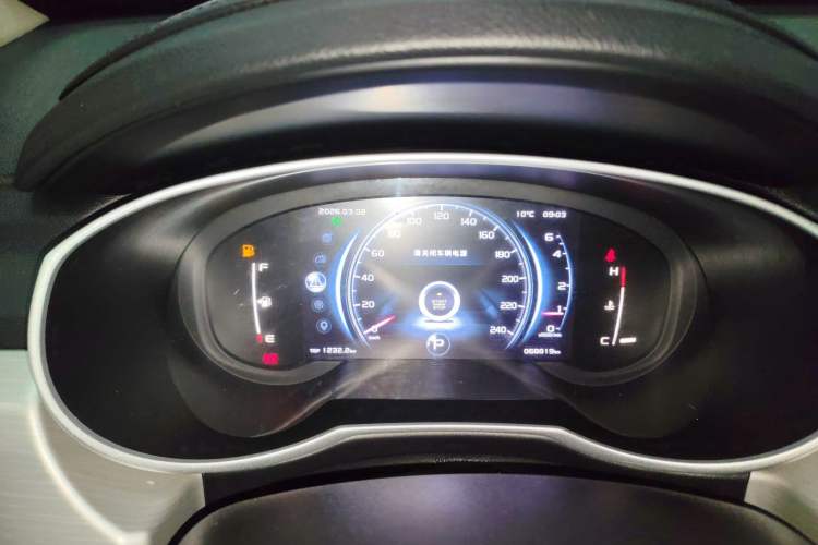 Used Geely Auto Emgrand X7 Sport 2018 1.8TD Automatic Two-Wheel Drive ZhiZun Model with 4G Connectivity
