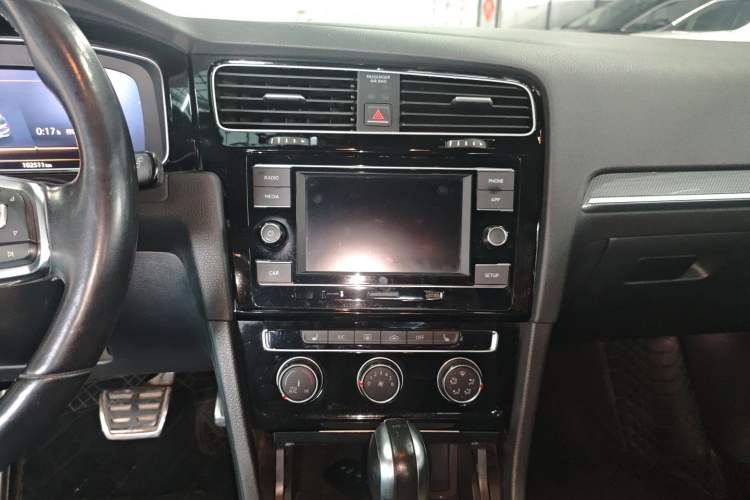 Used Volkswagen Golf 2018 280TSI Automatic R-Line Model Audio And AC Panel