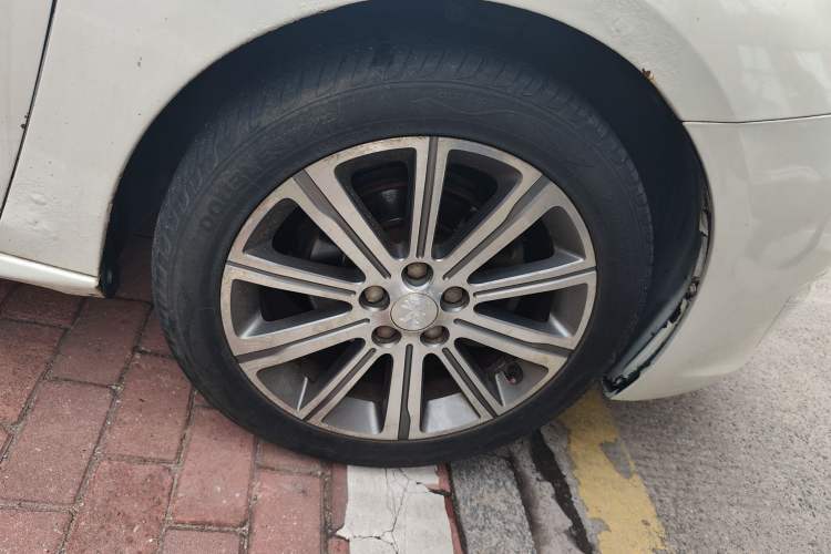 Used Peugeot 408 2014 1.8L Automatic Luxury Edition Right Front Wheel Hub
