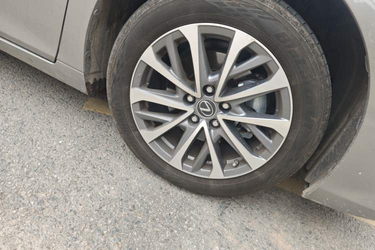 Used Lexus ES 2025 200 Premium Edition Right Front Wheel Hub