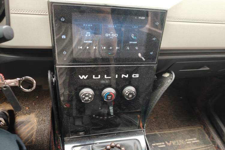 Used Wuling Hongguang PLUS 2019 1.5T Manual Luxury 7-Seater Audio And AC Panel