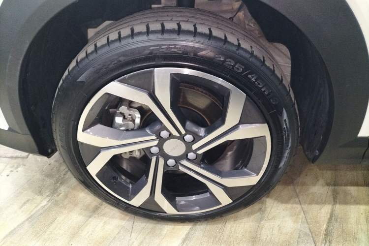 Used Lynk & Co 06 2023 Remix 1.5T Dynamic Halo Left Front Wheel Hub