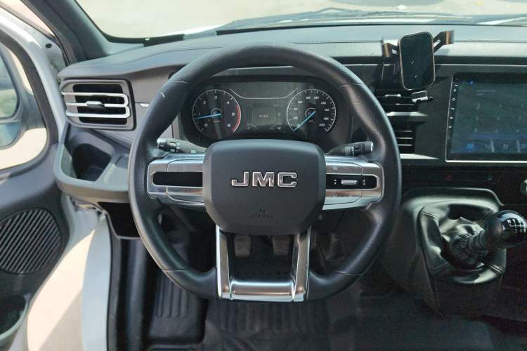 Used JMC Fushun 2022 2.0T Manual Van Short Wheelbase Mid-Height Roof 3-Seater Steering Wheel
