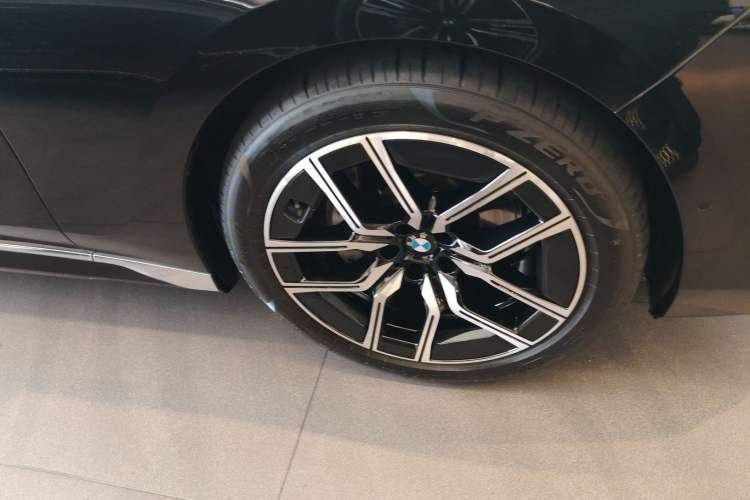 Used BMW 7 Series 2023 735Li M Sport Package Right Front Wheel Hub