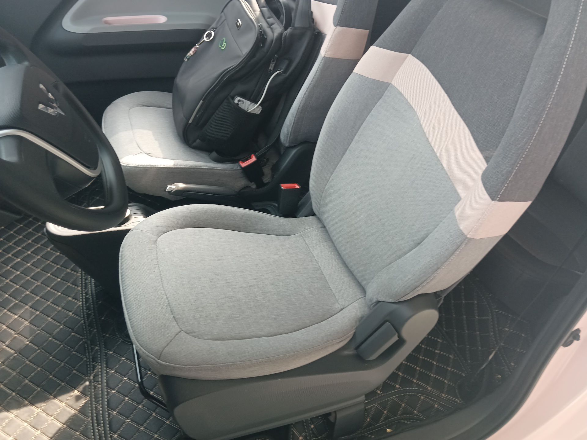 Переднее сиденье в автомобиле