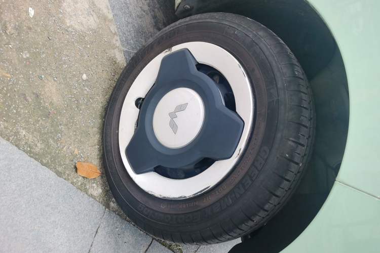 Used Wuling Hongguang MINIEV 2021 Macaron Fashion Model Lithium Iron Phosphate Right Front Wheel Hub