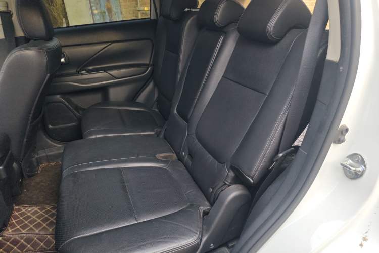 Used Mitsubishi Outlander 2016 2.4L 4x4 Luxury Edition 7-Seater