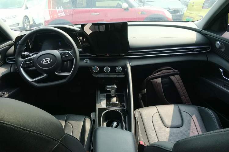 Used Hyundai Elantra 2023 1.5L CVT GLX Elite Edition Center Console