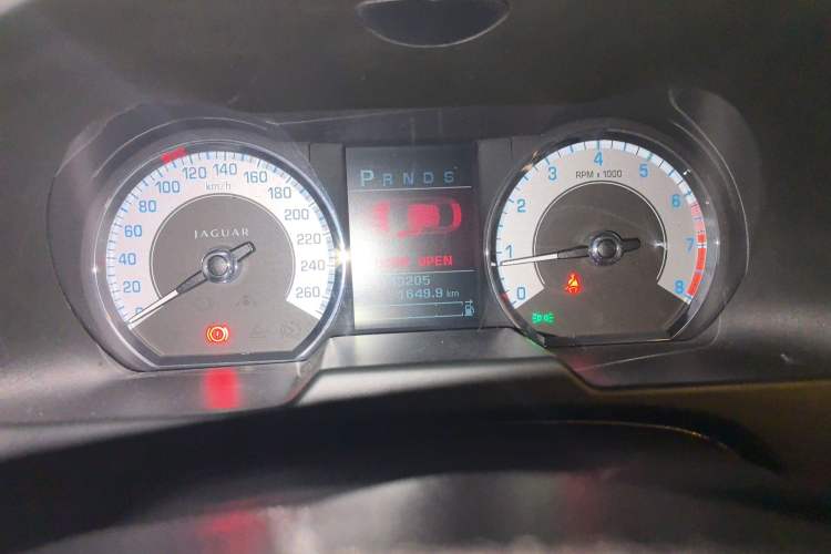 Used Jaguar XF 2009 XF 3.0L V6 Luxury Edition Odometer Close Up