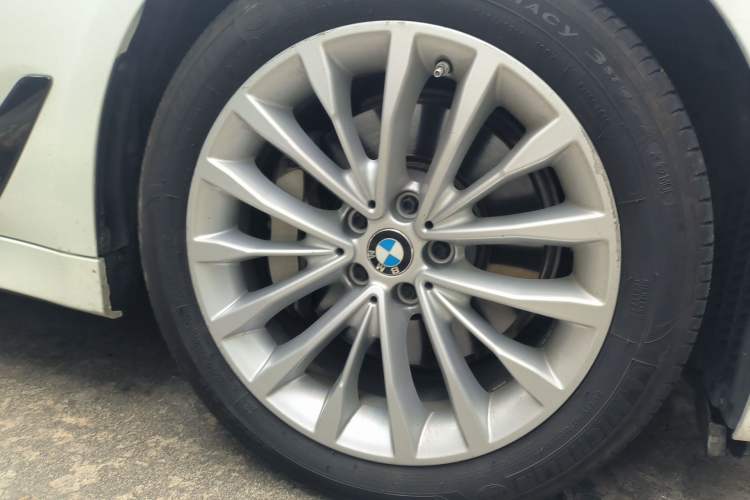 Used BMW 5 Series 2019 Facelifted 530Li Leading Edition Luxury Package Right Front Wheel Hub