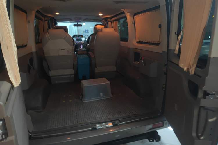 Used SAIC MAXUS Xintu V80 2015 2.5T Manual Zunjie Edition Short Wheelbase Low Roof
