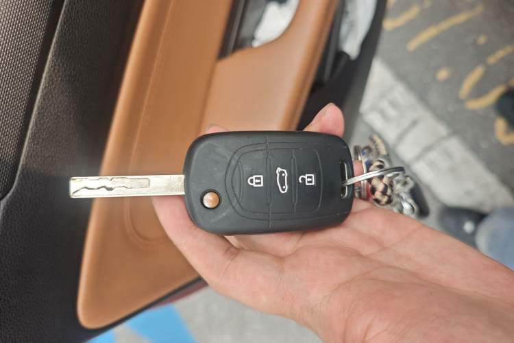 Used Wuling Hongguang S3 2018 1.5T Manual Luxury Model China V Standard Vehicle Key