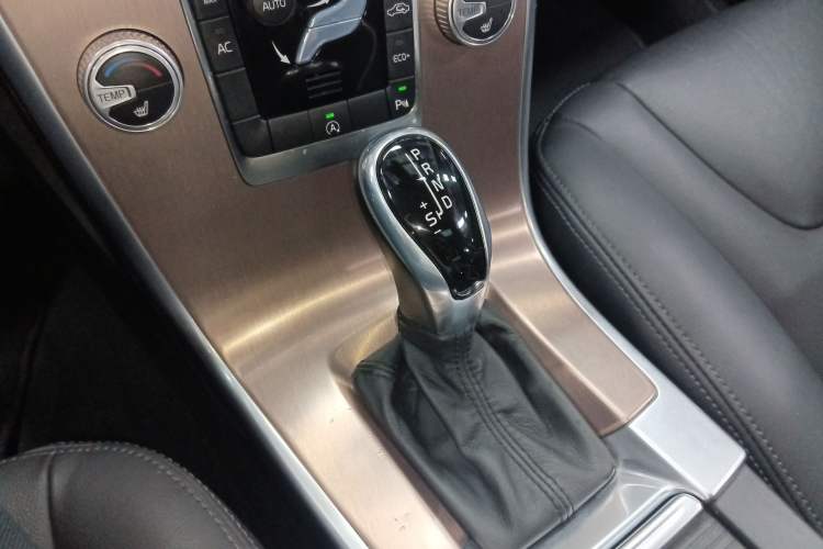 Used Volvo XC60 2015 T5 Smart Upgrade Model Gear Lever