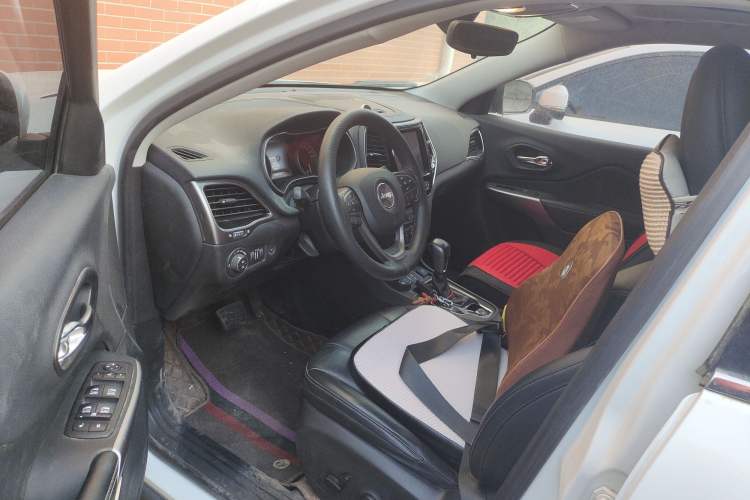 Used Jeep Cherokee 2019 2.0T Four-Wheel Drive Explorer Edition China VI Emission Standard
