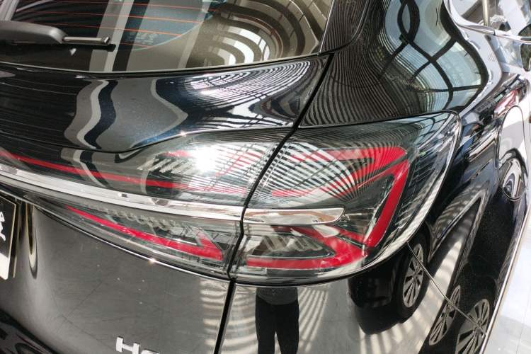 Used Hongqi HS5 2025 2.0T Two-Wheel Drive Flagship Pro Edition Right Rear Taillight