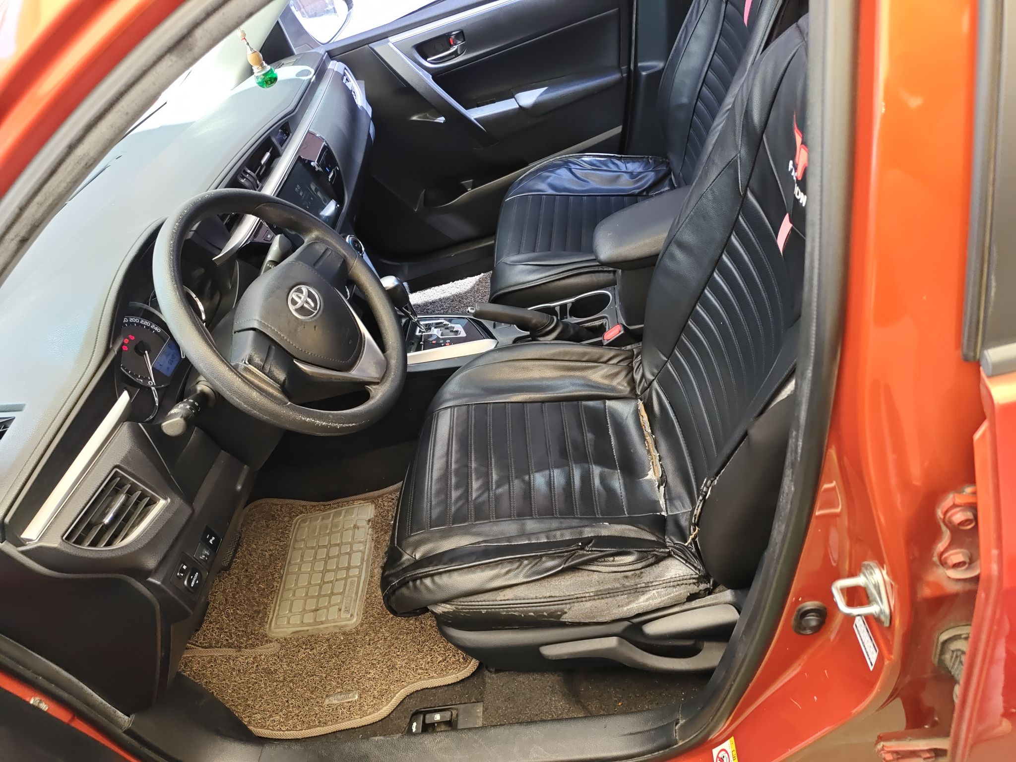 Переднее сиденье в автомобиле