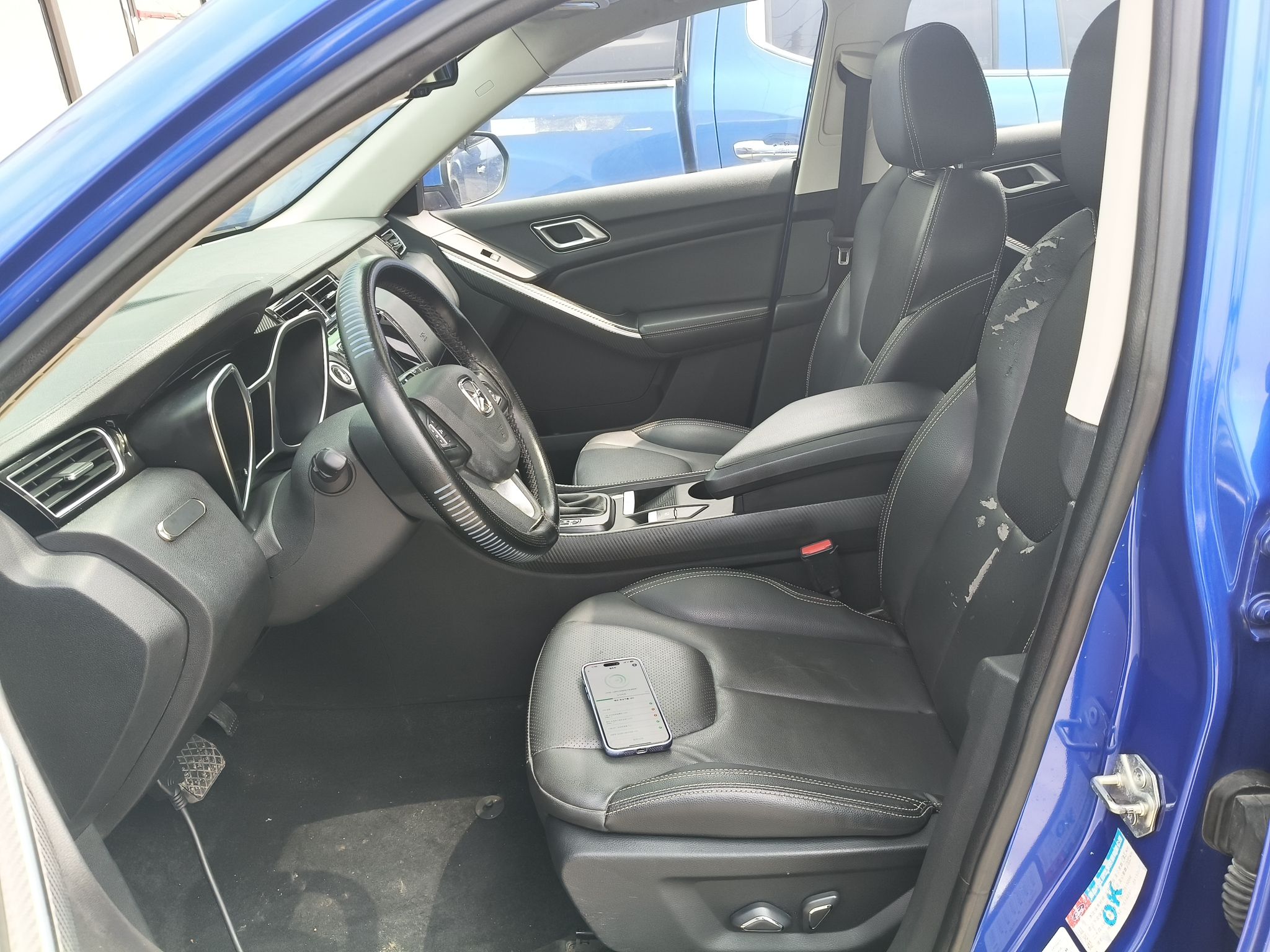 المقاعد الأمامية داخل السيارة