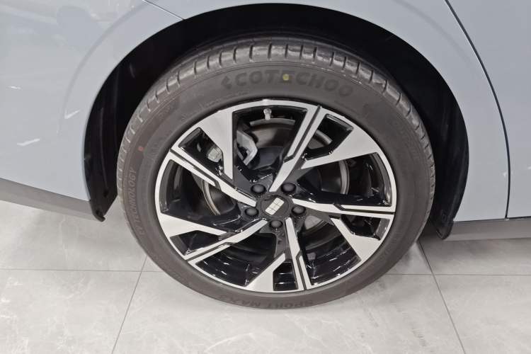 Used Geely Galaxy L6 2023 125km Starship Right Rear Wheel Hub