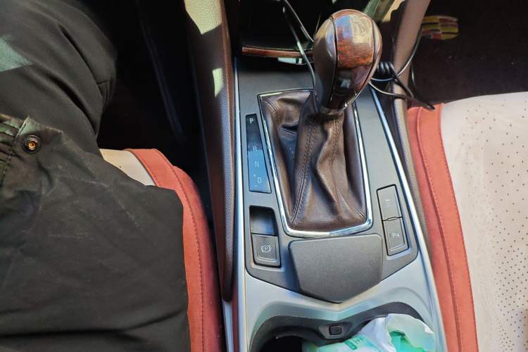 Used Cadillac SRX 2010 3.0L Luxury Edition Gear Lever