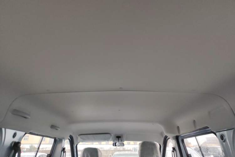 Used Wuling Yangguang 2024 300KM Comfort Version Passenger Van 75kW
