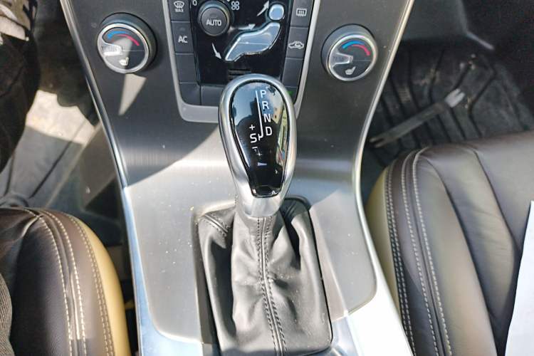 Used Volvo S60 2014 S60L 2.0T Zhiyuan Edition
