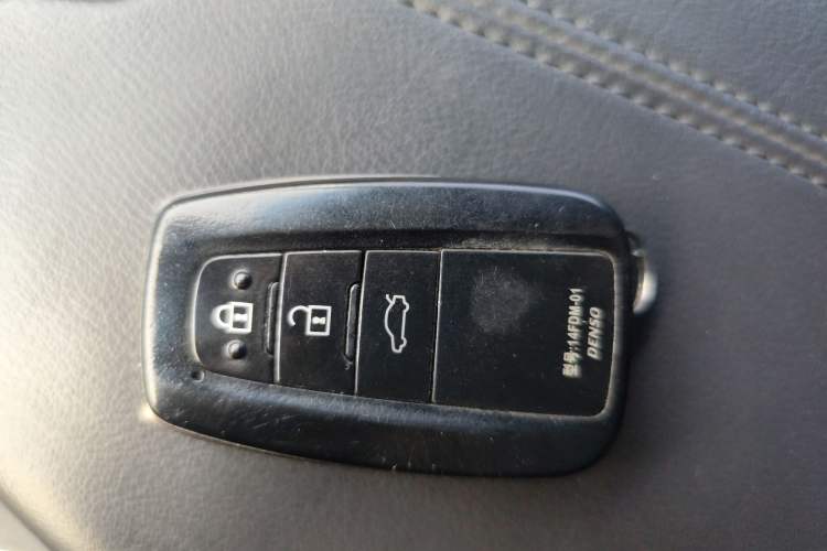 Used Toyota Avalon 2019 Dual-Engine 2.5L XLE Prestige Version China VI Standard Vehicle Key