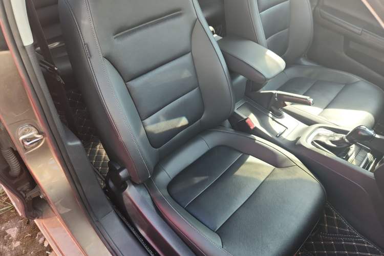 Used Volkswagen Sagitar 2016 230TSI 25th Anniversary Edition Right Front Seat