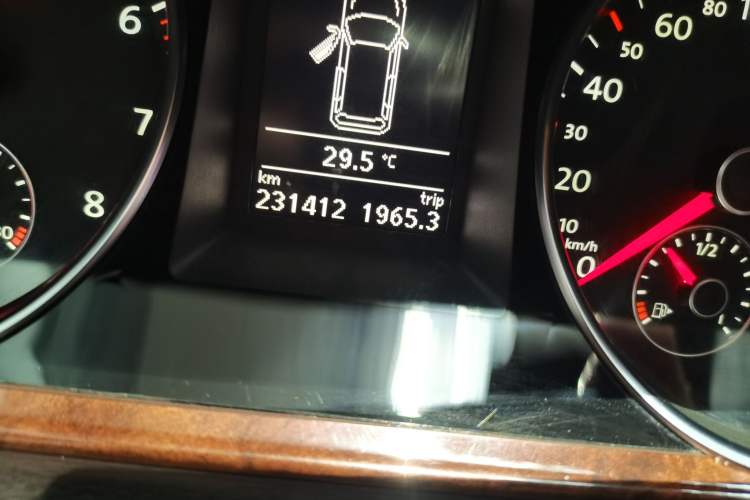 Used Volkswagen Magotan 2012 Travel Edition 2.0 TSI Luxury Version Odometer Close Up