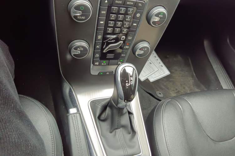 Used Volvo V40 2016 T4 Smart Luxury Edition