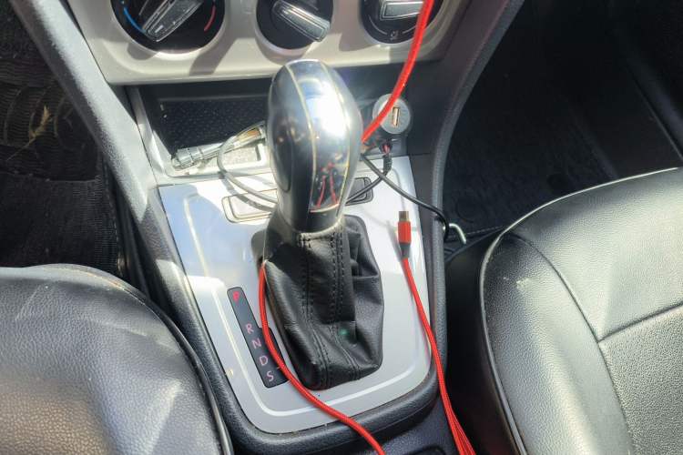 Used Volkswagen Lavida 2013 Revised Classic 1.6L Automatic Fashion Edition Gear Lever