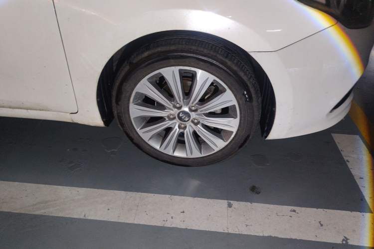 Used Kia K4 2015 1.8L Automatic GLS Special Right Front Wheel Hub