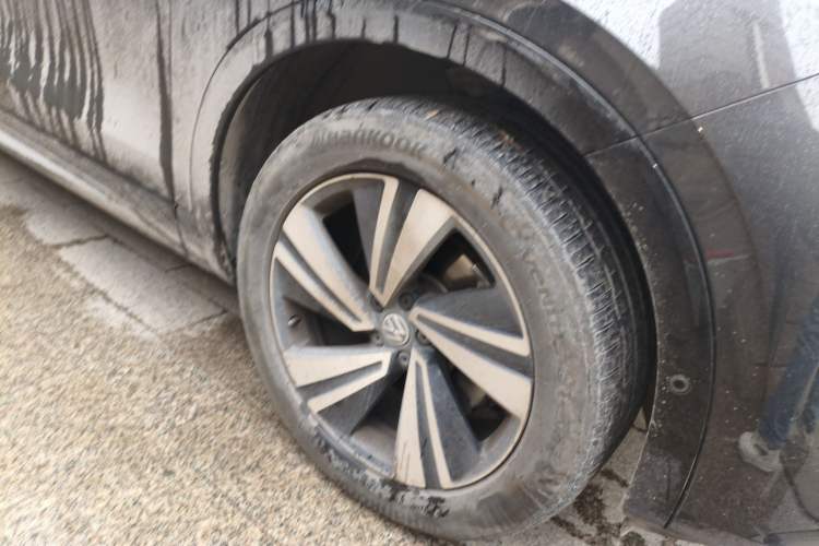 Used Volkswagen Tavendor 2024 380TSI All-Wheel-Drive R-Line Cruise Premium Edition Right Front Wheel Hub