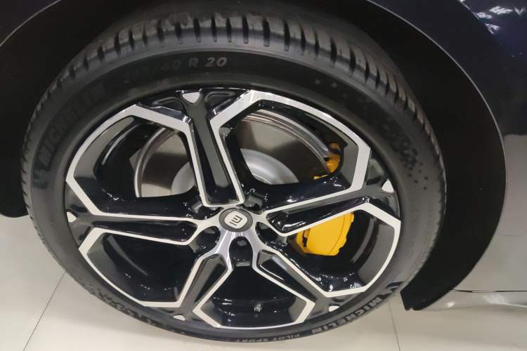 Used Xiaomi Auto SU7 2024 Rear-Drive Ultra-Long Range Advanced Pro-Level Intelligent Driving Version Right Rear Wheel Hub