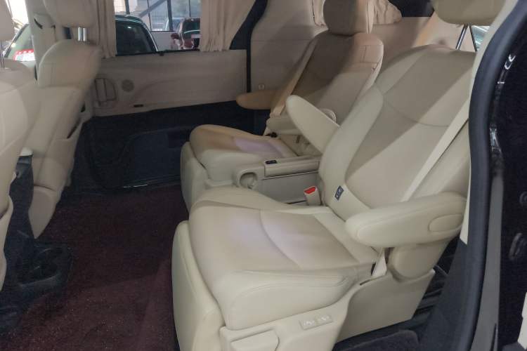 Used Toyota Sienna 2023 2.5L Hybrid Deluxe Edition