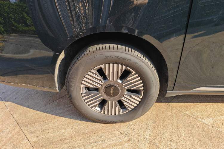 Used Geely Galaxy LEVC L380 2024 140-Degree 6-Seater All-Wheel-Drive Ultra