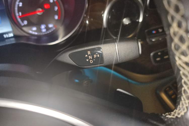 Used Mercedes-Benz V-Class 2016 V 260 L Prestige Extended Edition Gear Lever