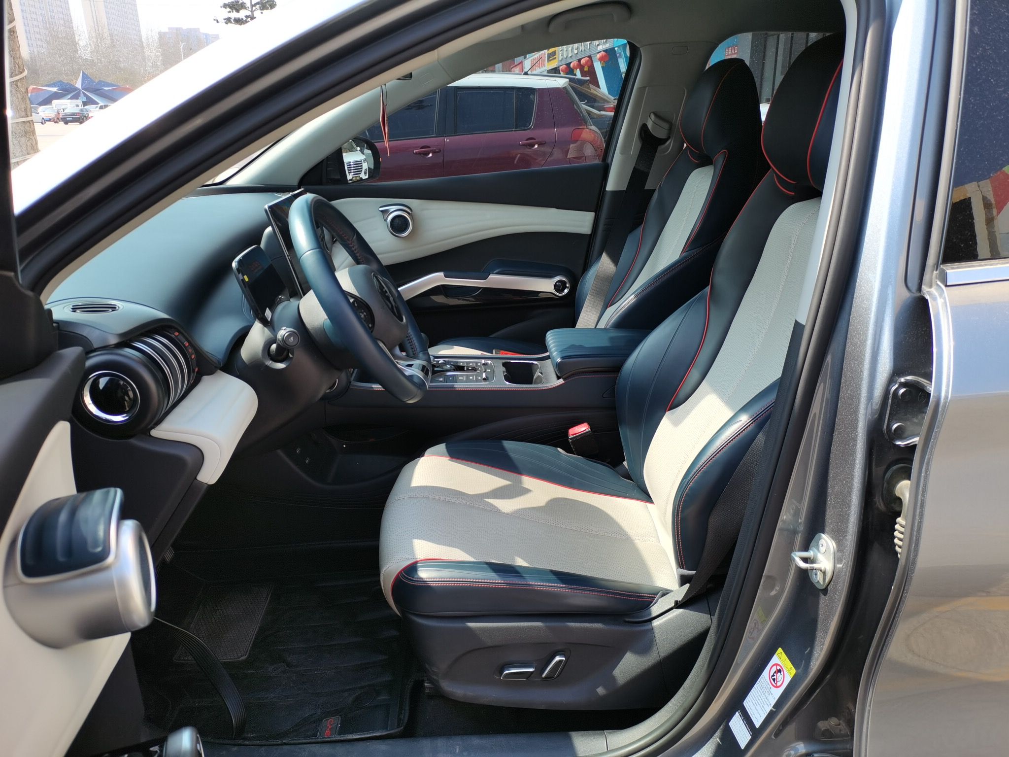 المقاعد الأمامية داخل السيارة