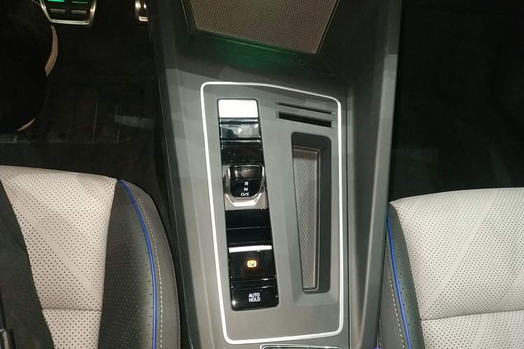 Used Volkswagen Golf 2025 300TSI R-Line Gear Lever