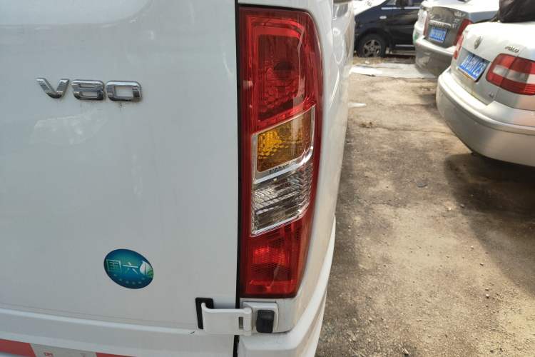 Used SAIC MAXUS Xintu V80 2023 2.0T Manual Classic City Delivery King Short Wheelbase Mid-Roof 3-Seater