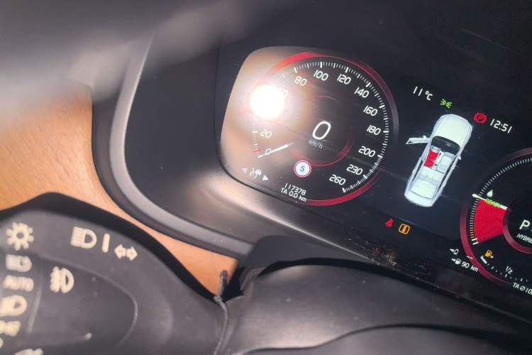 Used Volvo S90 New Energy 2019 T8 E-Drive Hybrid Intelligent Luxury Version China V Standard Odometer Close Up