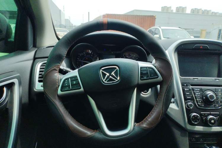 Used JMC Yusheng S350 2013 2.4T Automatic 2WD Diesel Luxury Edition 5 Seats Steering Wheel