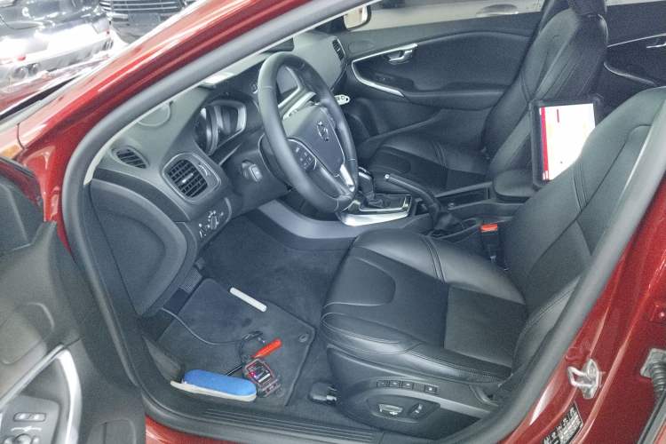 Used Volvo V40 2018 T3 Zhiyi Edition
