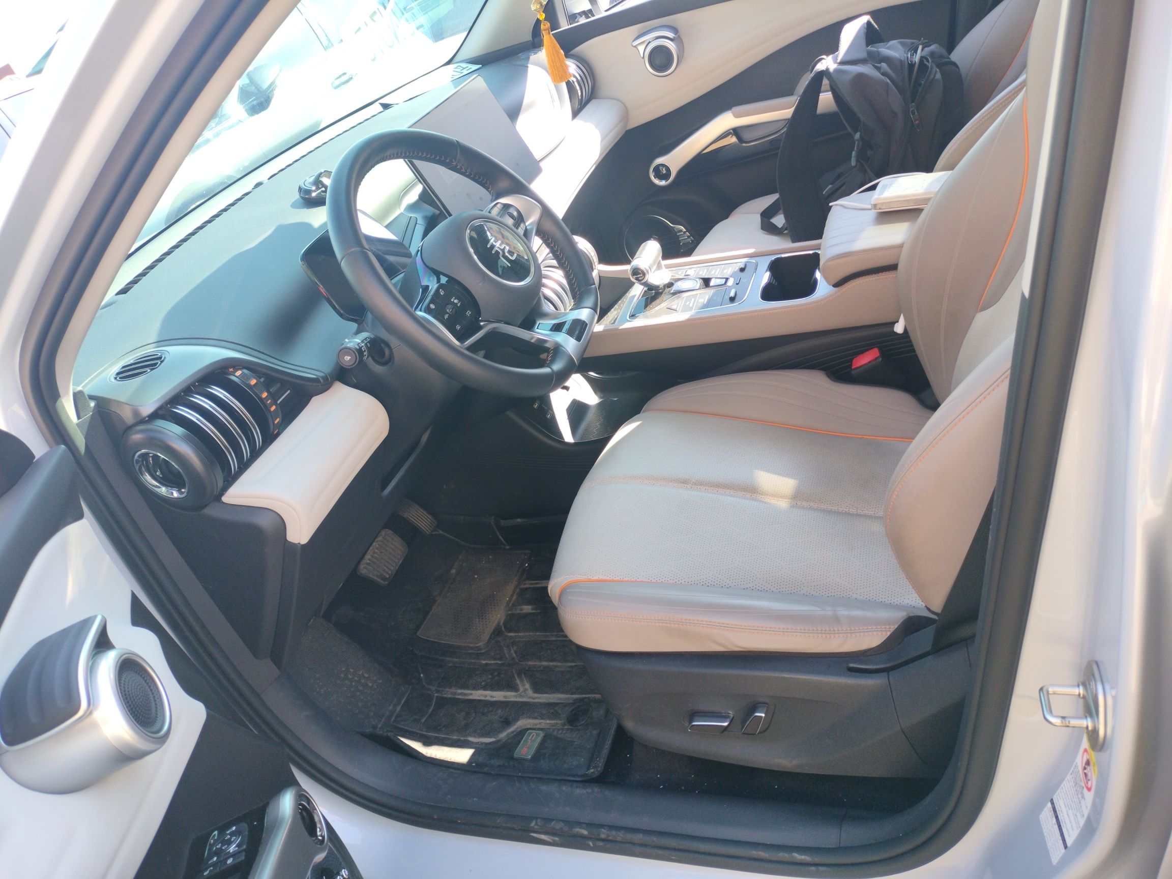 المقاعد الأمامية داخل السيارة