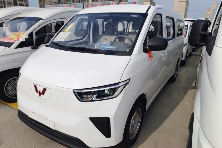 Used Wuling Yangguang 2024 300KM Comfort Version Passenger Van 75kW