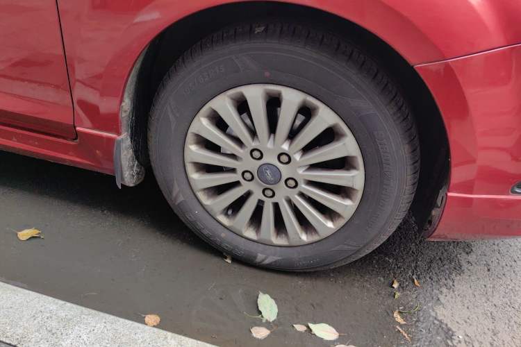 Used Ford Focus 2013 Hatchback Classic 1.8L Automatic Fashion Edition Right Front Wheel Hub