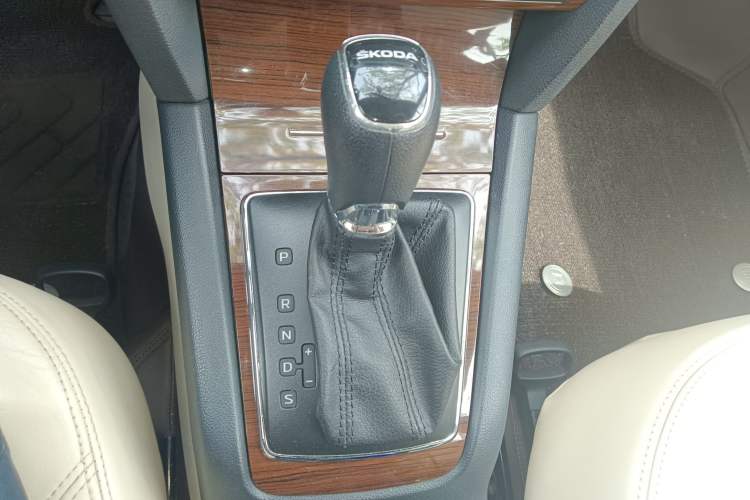 Used Skoda Octavia 2014 1.6L Automatic Yijun Edition Gear Lever