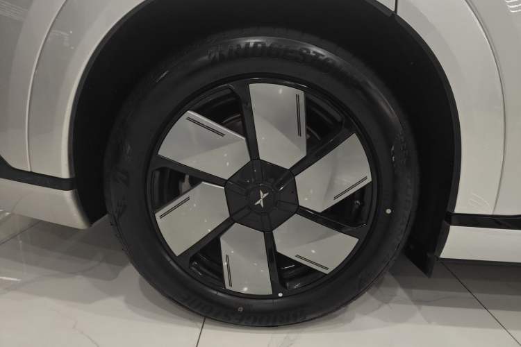 Used XPeng X9 2024 702 Ultra-Long Range Pro Right Rear Wheel Hub