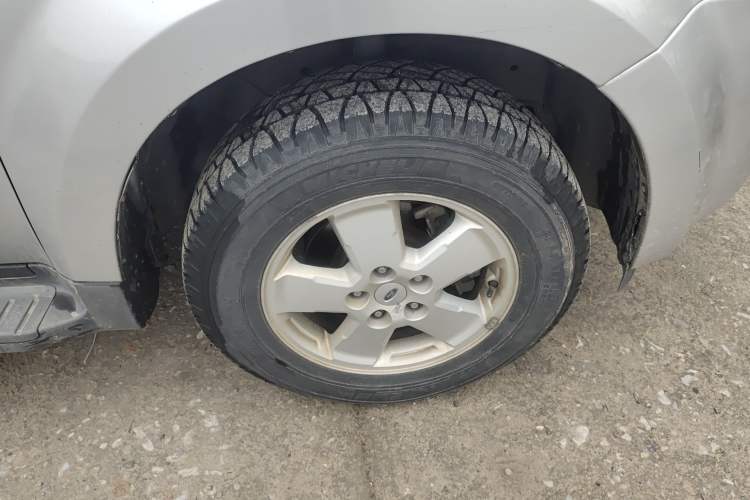 Used Ford Escape  Right Front Wheel Hub